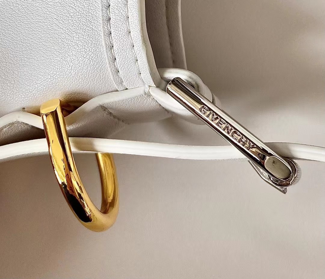 Bagsaaa Givenchy Medium Voyou bag in leather ivory - 40cm